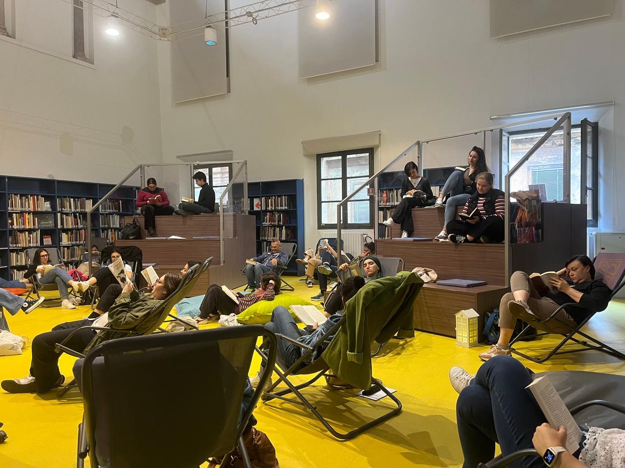 Spegnere il telefono e leggere un libro insieme: a Reggio Emilia il Reading Party è in biblioteca