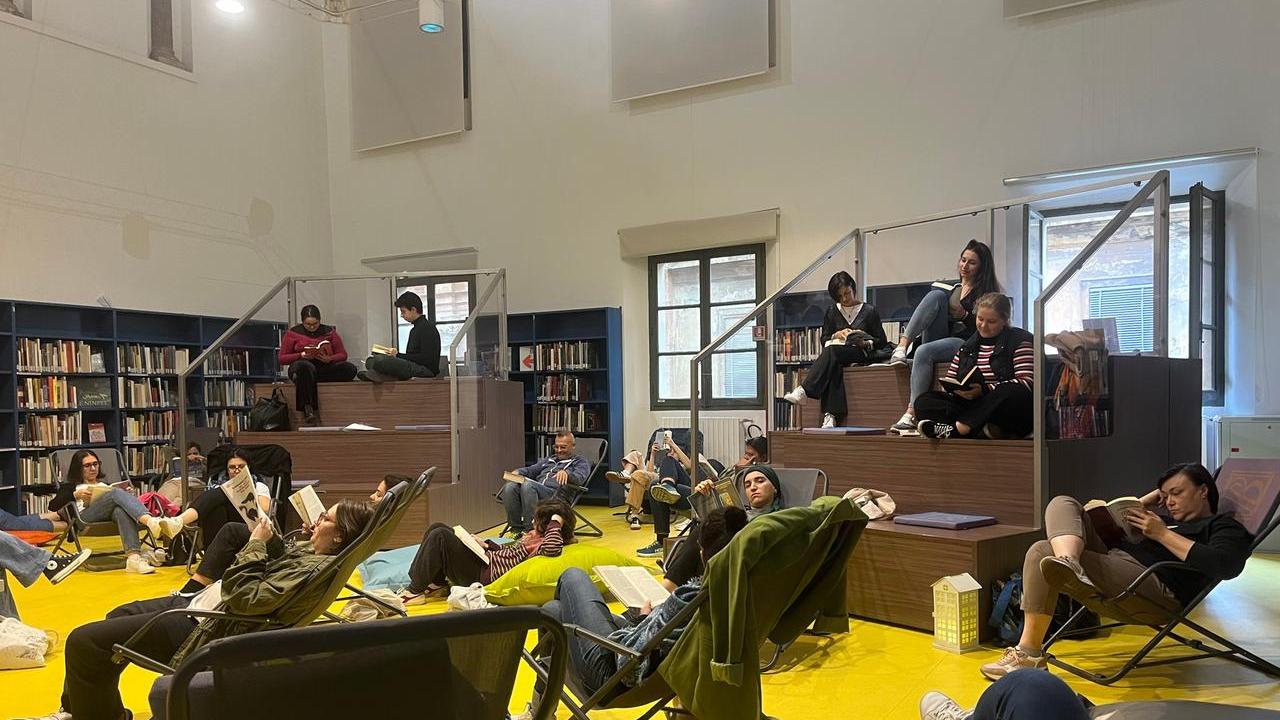 Spegnere il telefono e leggere un libro insieme: a Reggio Emilia il Reading Party è in biblioteca