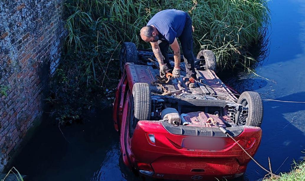 Auto nel canale a Vaccolino, tre feriti