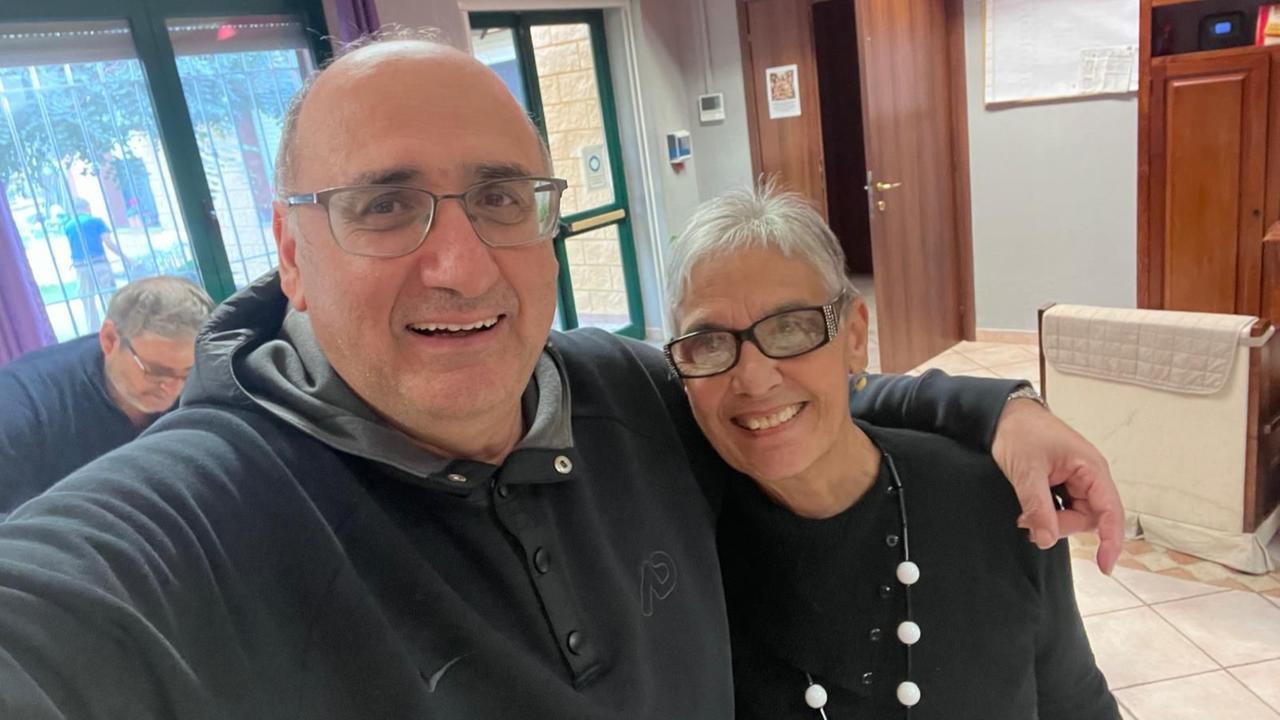 Dopo la morte del marito e del figlio, Adelma ha una nuova famiglia: i detenuti di don Gaetano – VIDEO