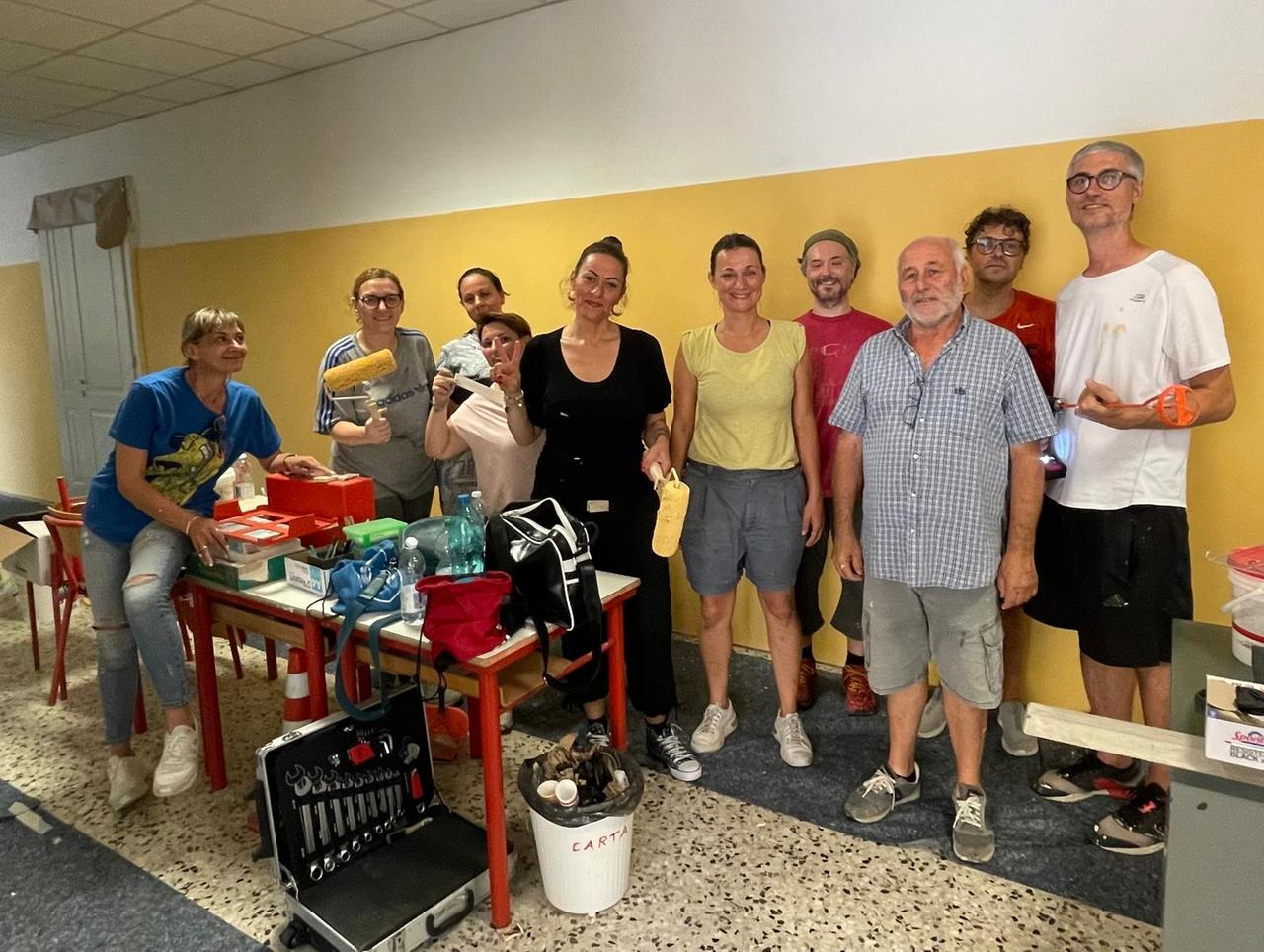 A Cavriago i cittadini ritinteggiano la scuola: «Un regalo ai bambini e alla comunità»