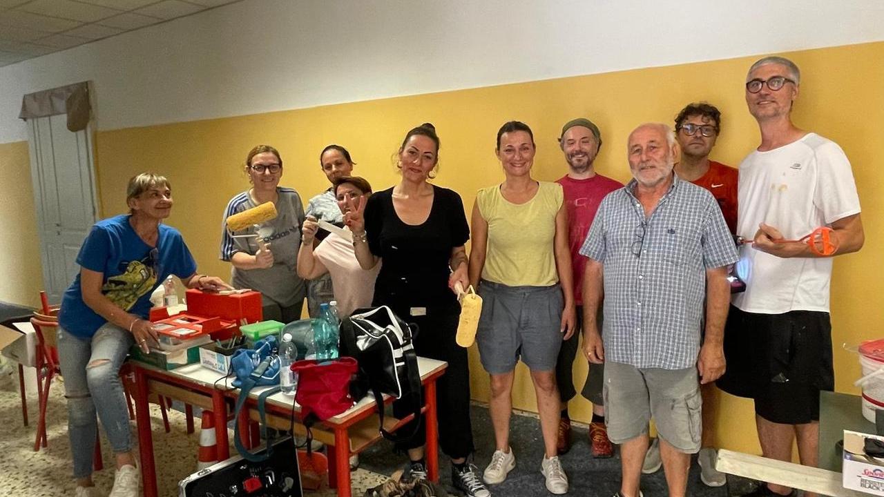 A Cavriago i cittadini ritinteggiano la scuola: «Un regalo ai bambini e alla comunità»