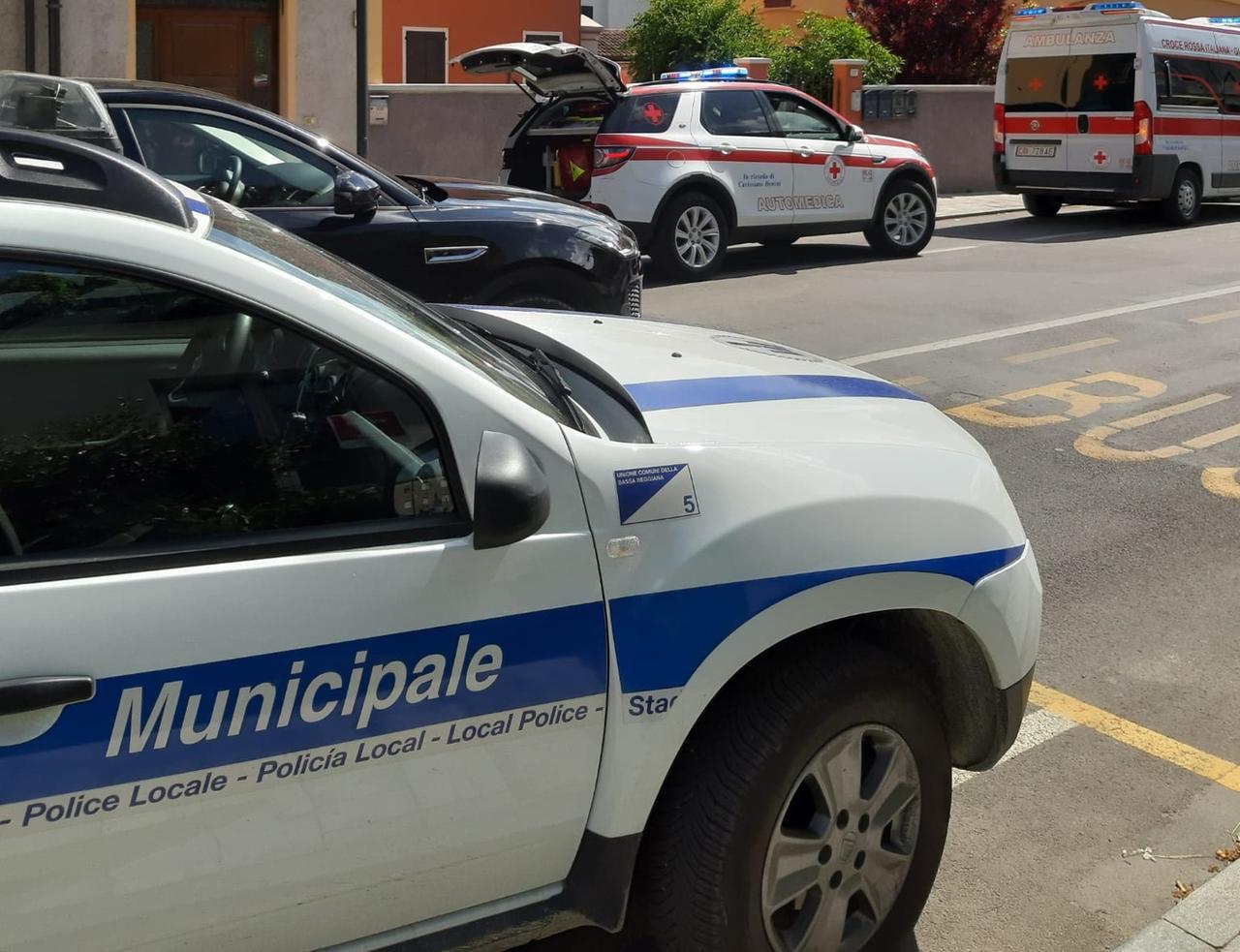 Urtata da un’auto in strada, cade e finisce all’ospedale: multata