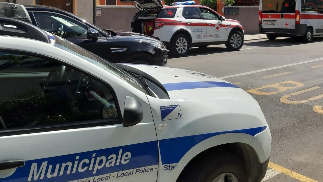 Urtata da un’auto in strada, cade e finisce all’ospedale: multata