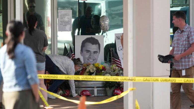Omicidio Charlie Kirk, «il killer è in età universitaria». Sulle munizioni slogan antifascisti e pro transgender
