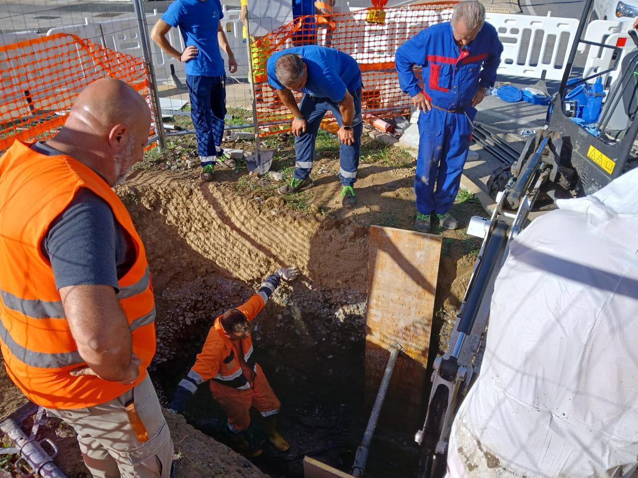 
	Operai di Publiacqua al lavoro per riparare il tubo rotto

