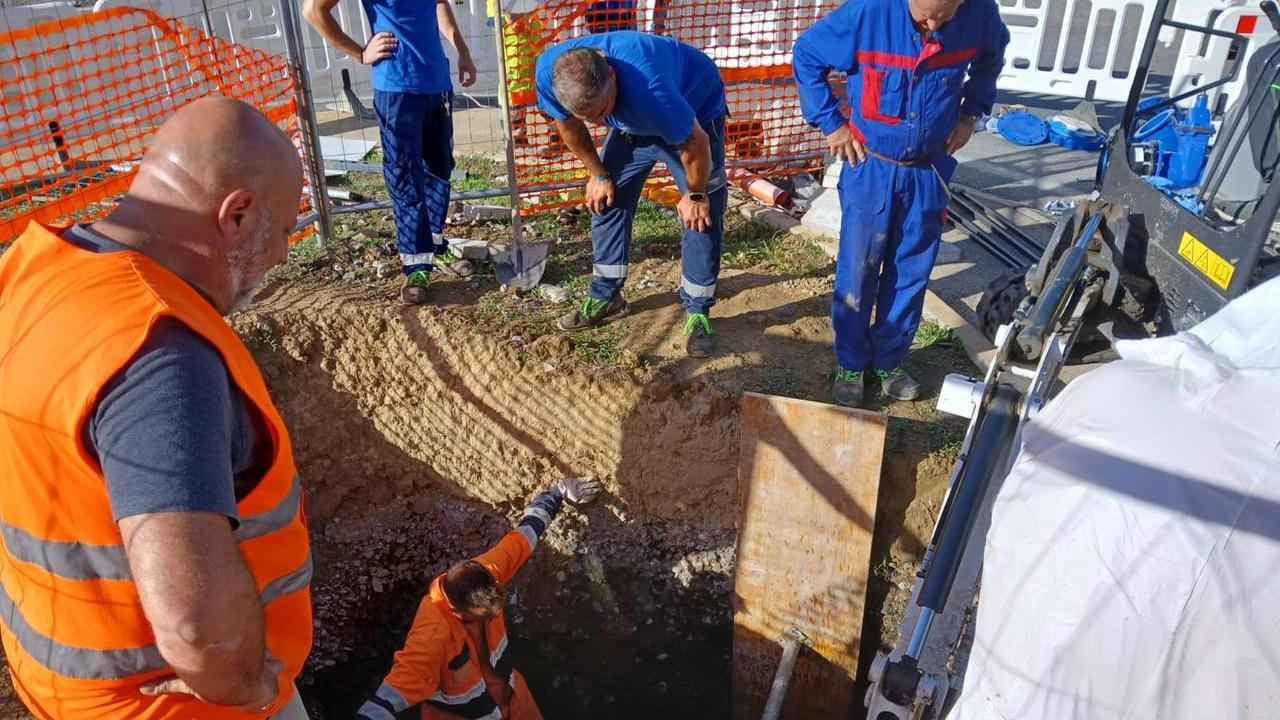 Operai di Publiacqua al lavoro per riparare il tubo rotto