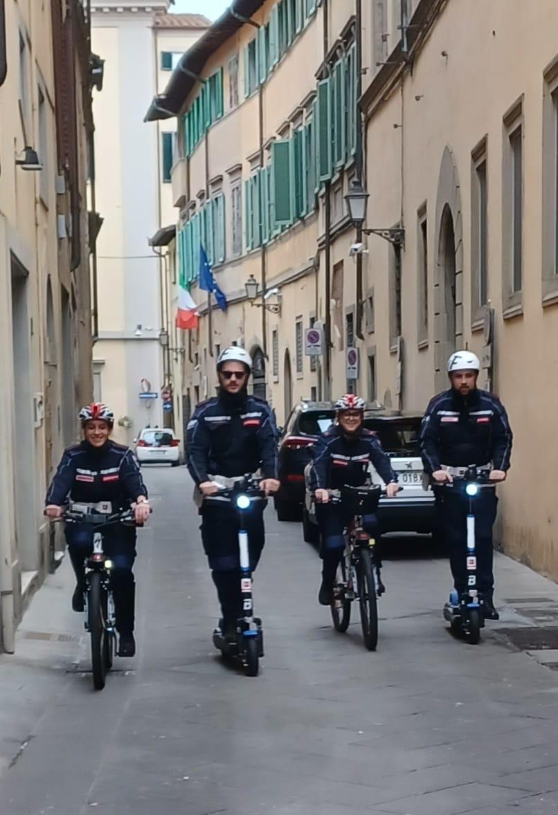 Prato, da maggio la Municipale ha fatto 95 multe a bici e monopattini