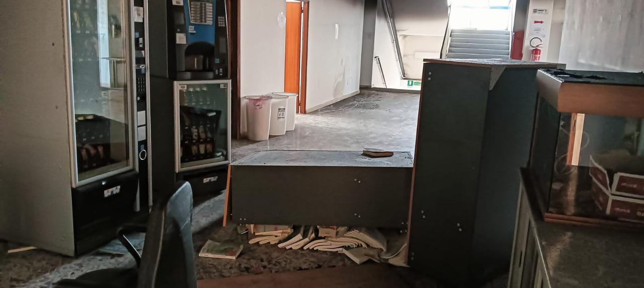 Il dirigente scolastico: «L’autore dell’incendio è un nostro ex alunno»