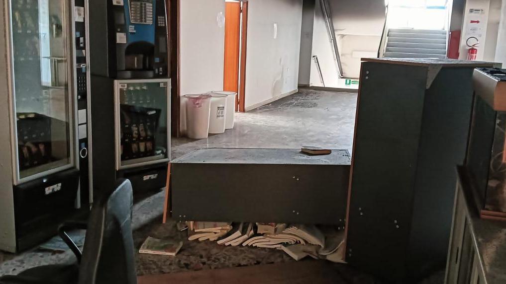 Il dirigente scolastico: «L’autore dell’incendio è un nostro ex alunno»