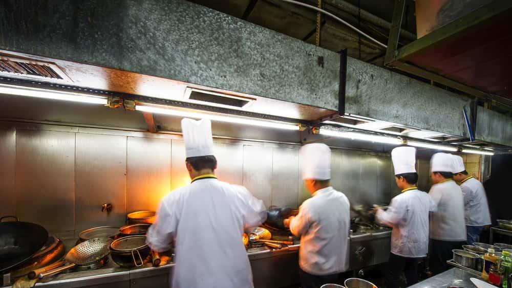 Cuochi impegnati nella cucina di una mensa (archivio)