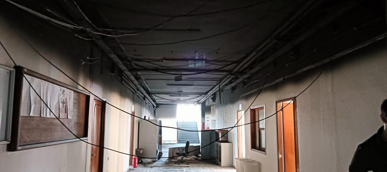 L’incendiario è tornato a controllare se il fuoco stesse distruggendo la scuola