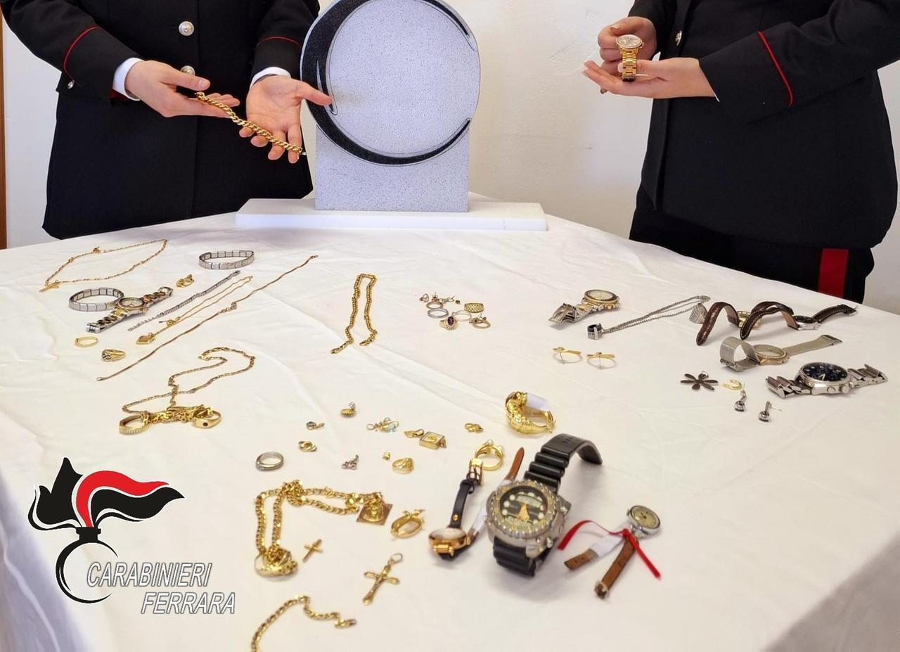 Jolanda. Truffa l’anziano, gli ruba l’oro poi si lancia dalla finestra per scappare