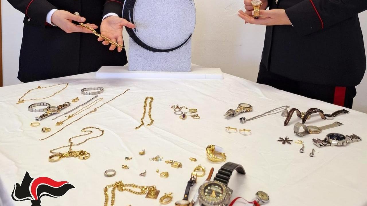 Jolanda. Truffa l’anziano, gli ruba l’oro poi si lancia dalla finestra per scappare