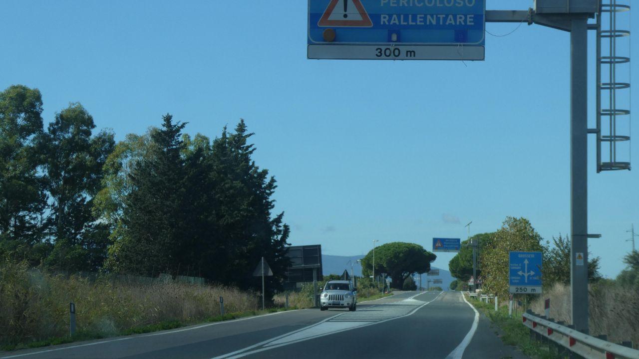 
	Un tratto dell&rsquo;Aurelia in provincia&nbsp;di Grosseto con una sola corsia per senso di marcia (foto Enzo Russo)


