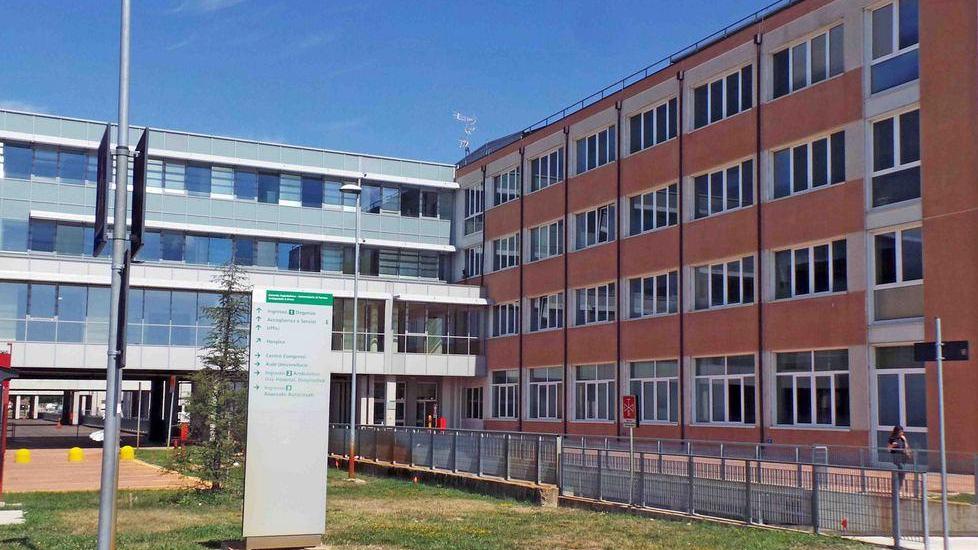 Ferisce un infermiere con due colpi di forbici