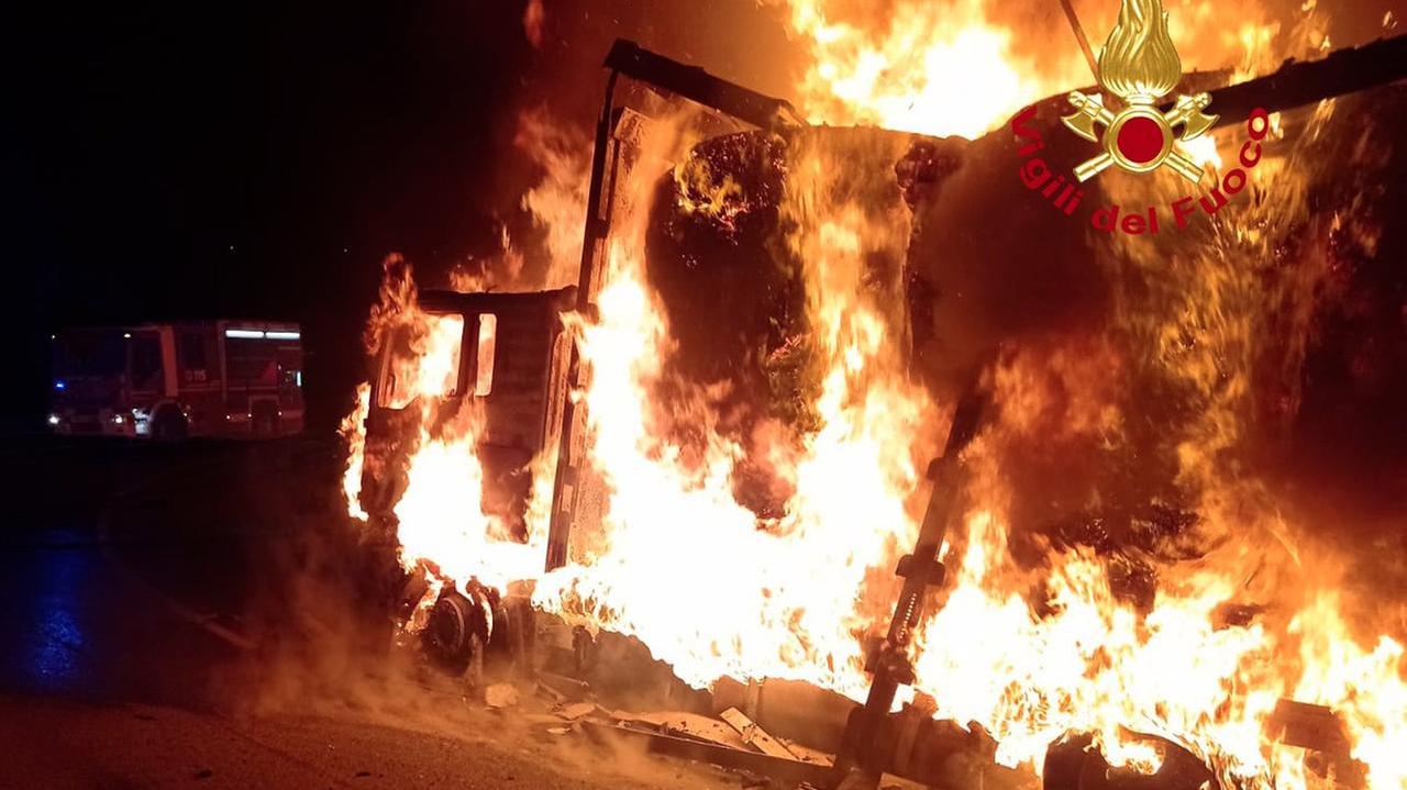 Il tir tra le fiamme