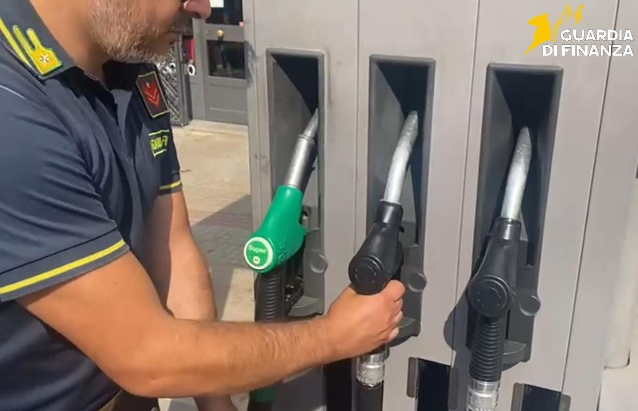 Blitz nei distributori di benzina, impianti non in regola: denunce per frode e colonnine sequestrate