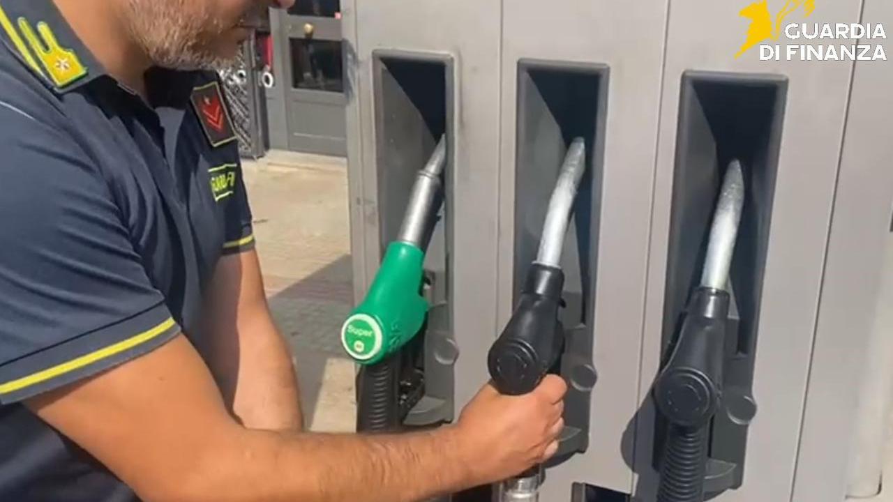 Blitz nei distributori di benzina, impianti non in regola: denunce per frode e colonnine sequestrate