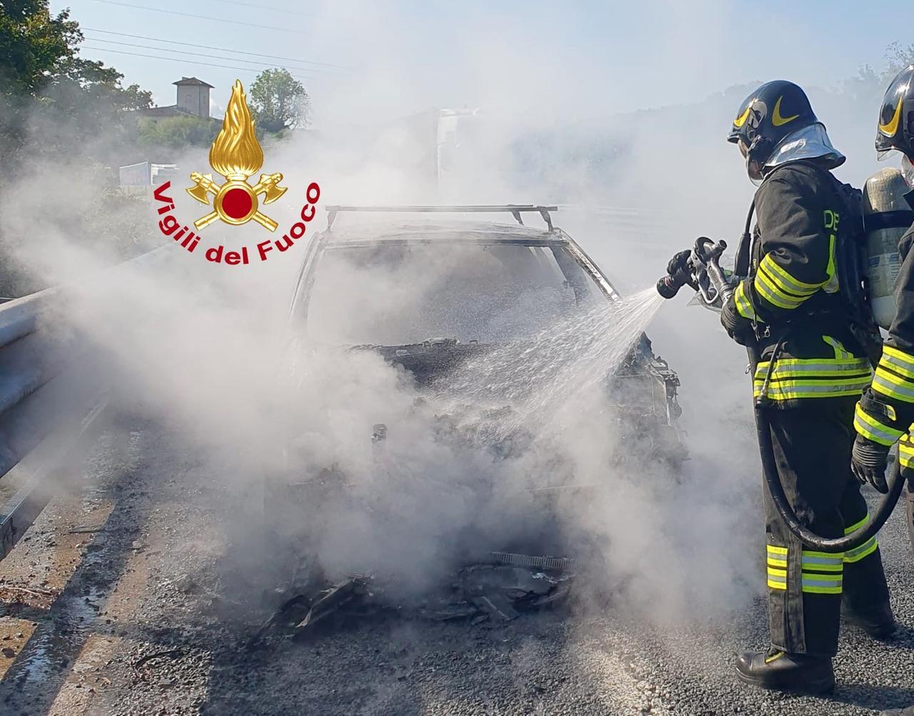 
	L'auto in fiamme

