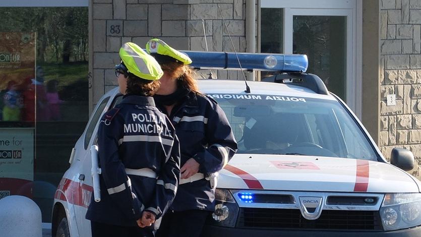 Prato, il molestatore delle donne aggredisce la polizia municipale: denunciato