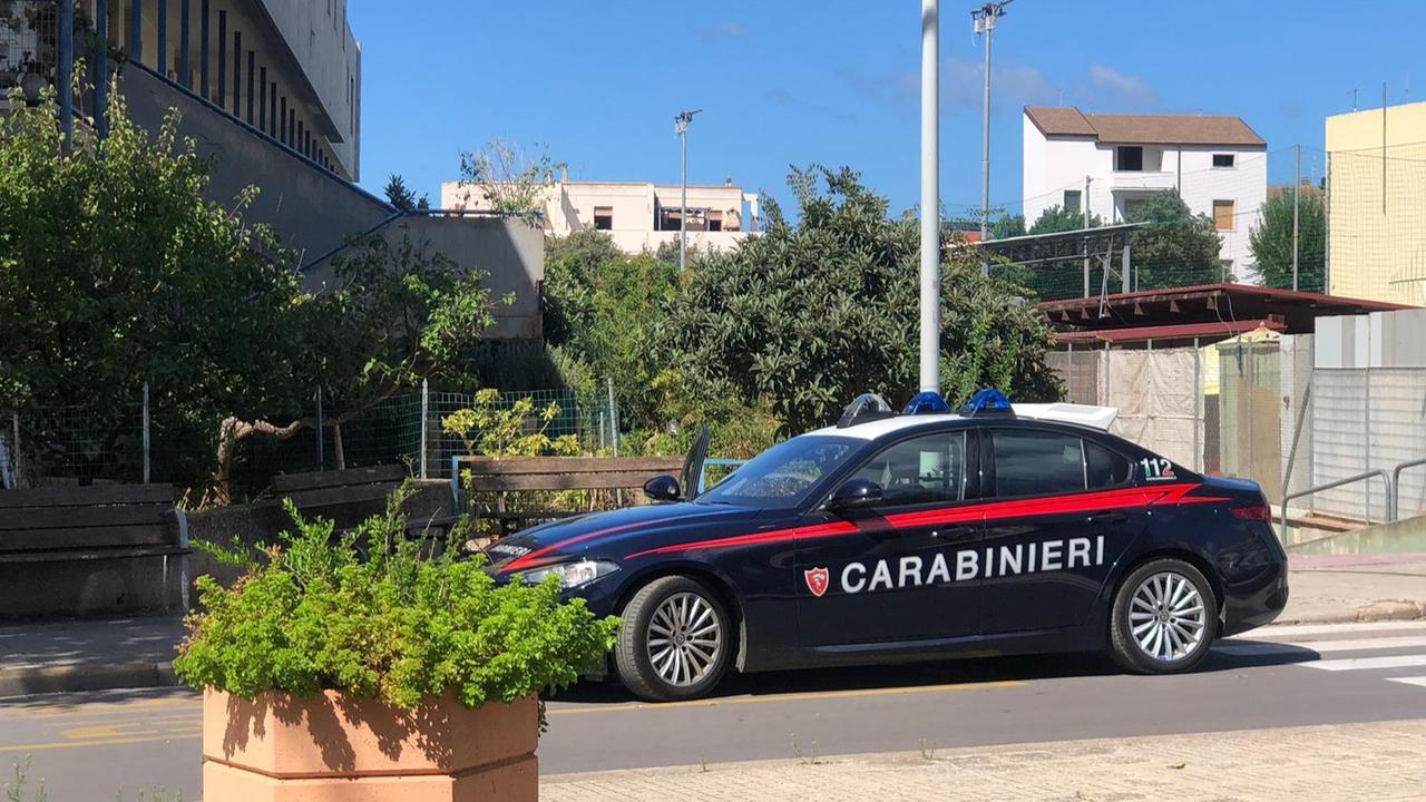
	I carabinieri davanti all'abitazione&nbsp; (<em><strong>foto Roberto Gabrielli</strong></em>)

