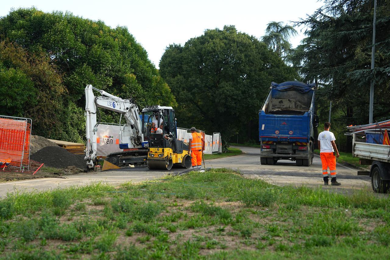 Lungocrostolo, il cantiere manda in tilt il traffico. I commercianti: «Perché non siamo stati informati?»