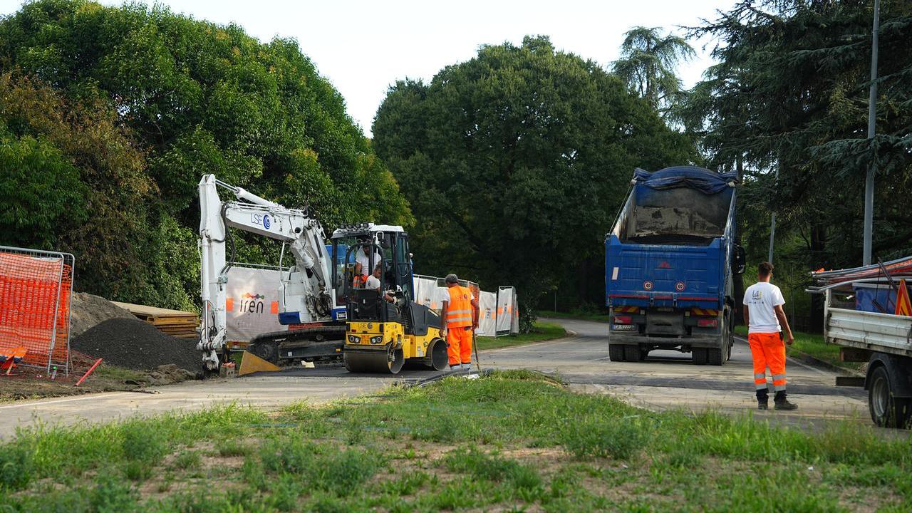 Lungocrostolo, il cantiere manda in tilt il traffico. I commercianti: «Perché non siamo stati informati?»