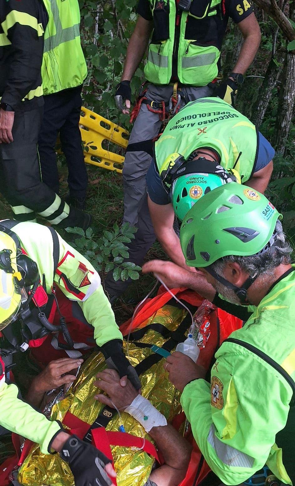 Lucca, soccorsi due fungaioli nei boschi: per uno serve l’elisoccorso