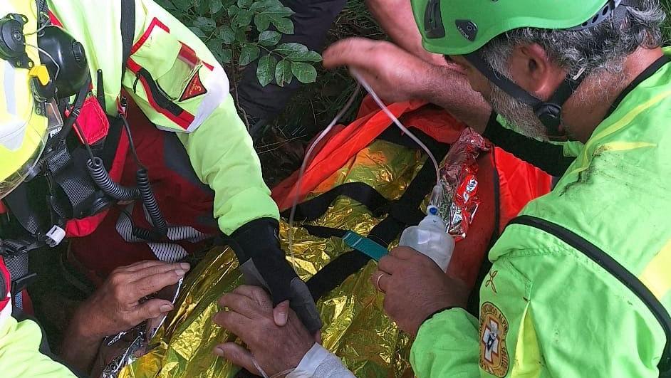 Lucca, soccorsi due fungaioli nei boschi: per uno serve l’elisoccorso