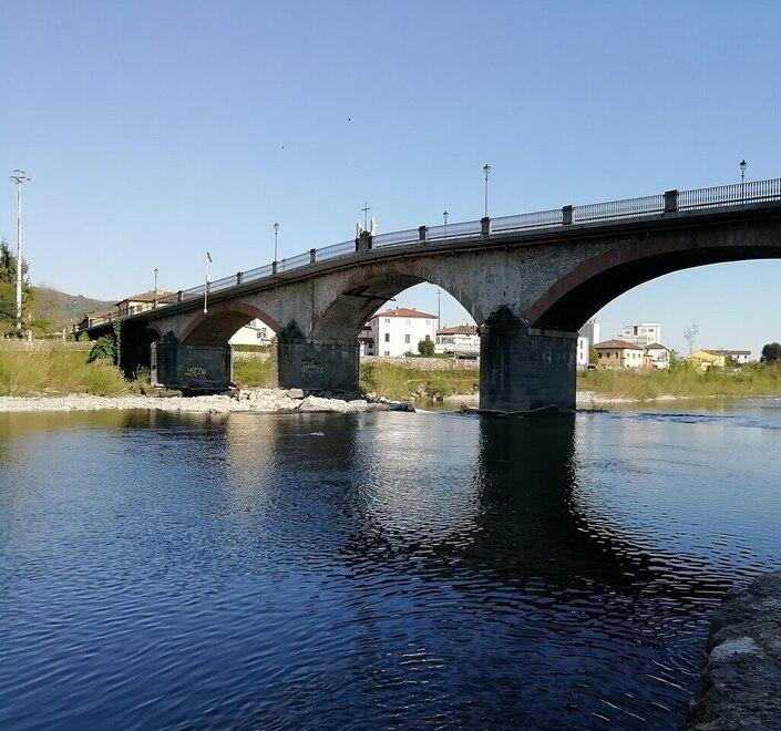 Lucca, ponte Sant'Ansano riaperto solo per pedoni, bici e moto