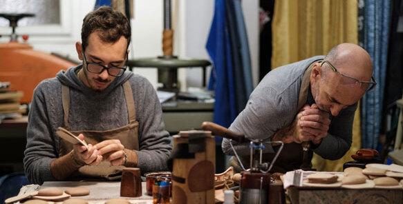 
	Artigiani al lavoro in un laboratorio a Firenze (foto d'archivio)

