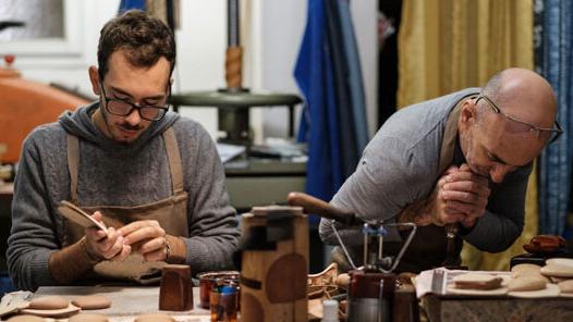 Artigiani al lavoro in un laboratorio a Firenze (foto d'archivio)