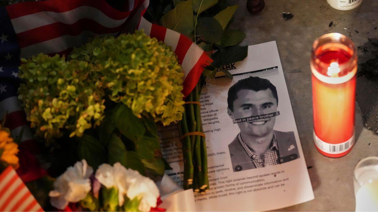 Gli omaggi sul luogo dell'omicidio di Kirk