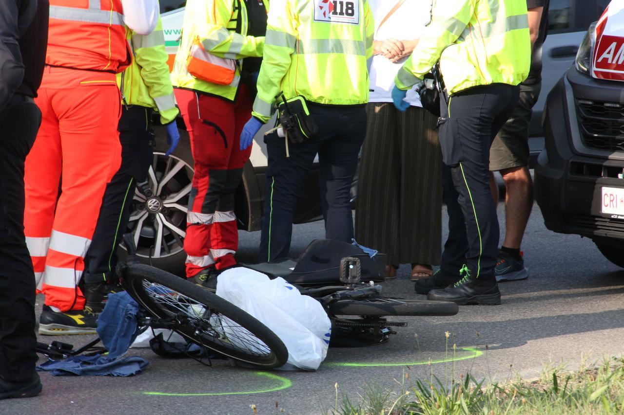 Investito da un’auto sulla rotatoria: grave un ciclista 58enne