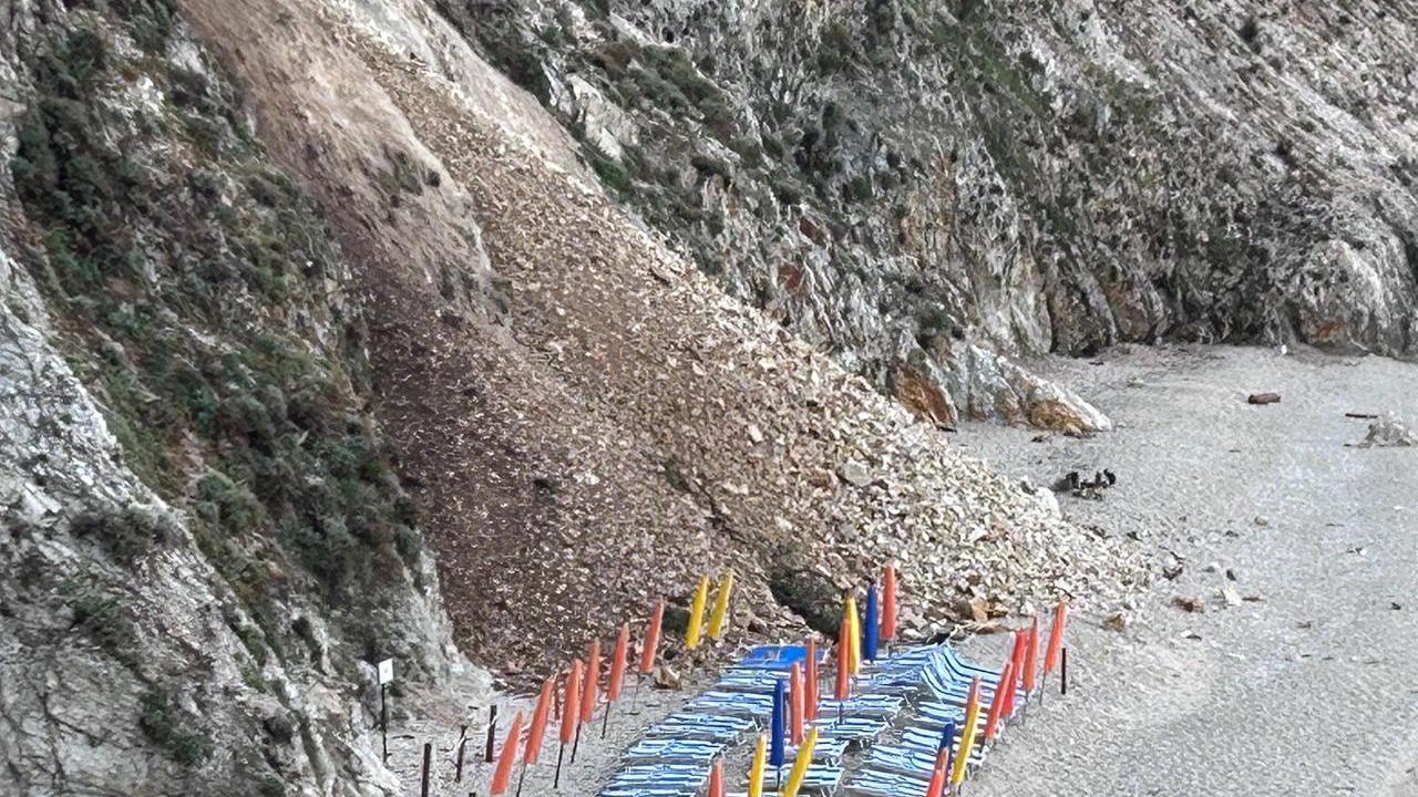 La frana sulla spiaggia di Sansone
