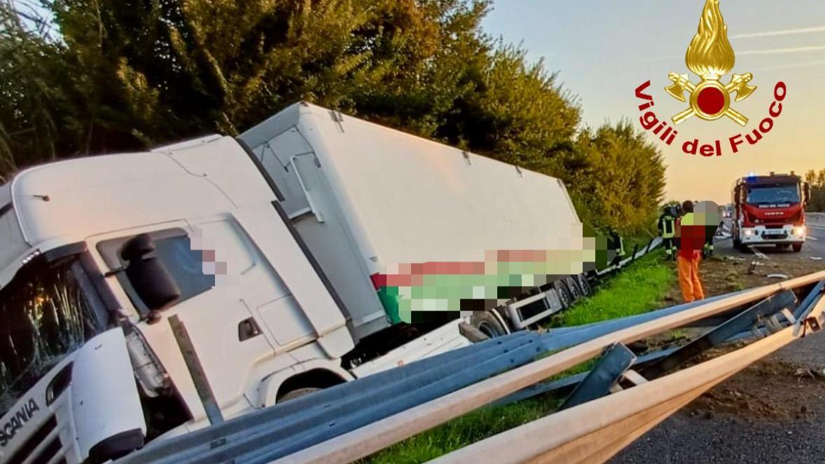 Il tir coinvolto nell'incidente sulla Firenze-Mare