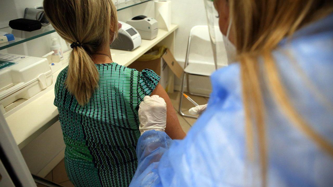 Una paziente riceve una dose di vaccino (foto d’archivio)