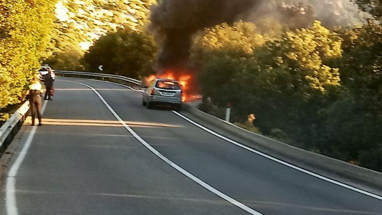 Auto prende fuoco all’improvviso mentre percorre la Cala Gonone-Dorgali