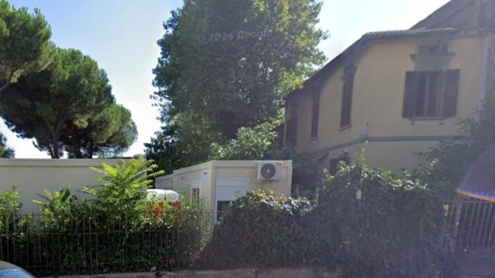 Prato, occupano uno stabile in disuso e rubano energia elettrica: sette denunce