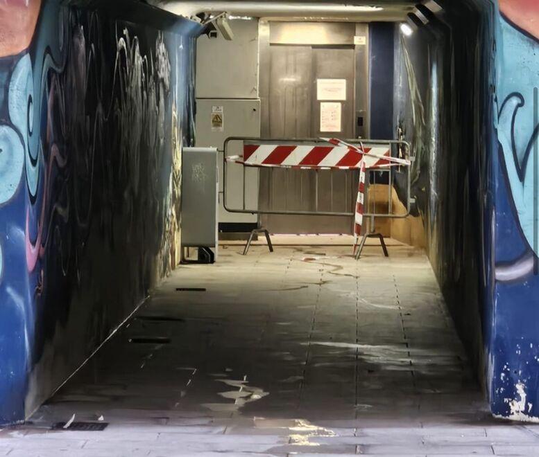 Rosignano, ascensore del sottopasso rotto da settimane: paese diviso a metà tra mare e monte