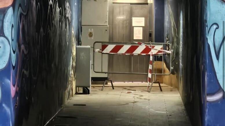 Rosignano, ascensore del sottopasso rotto da settimane: paese diviso a metà tra mare e monte