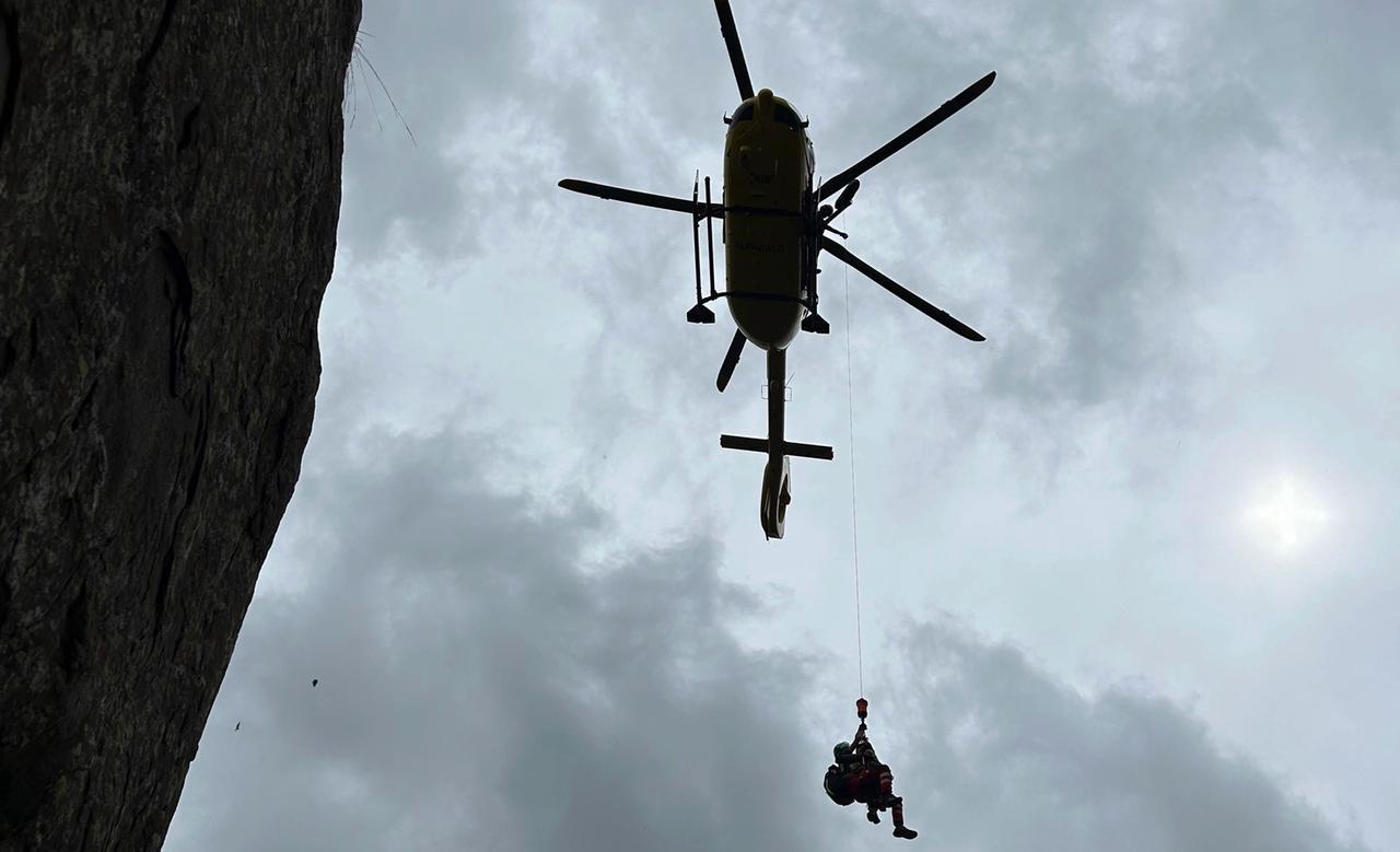Cade a ridosso dello strapiombo durante la ferrata: ragazza soccorsa con l’elicottero – Video