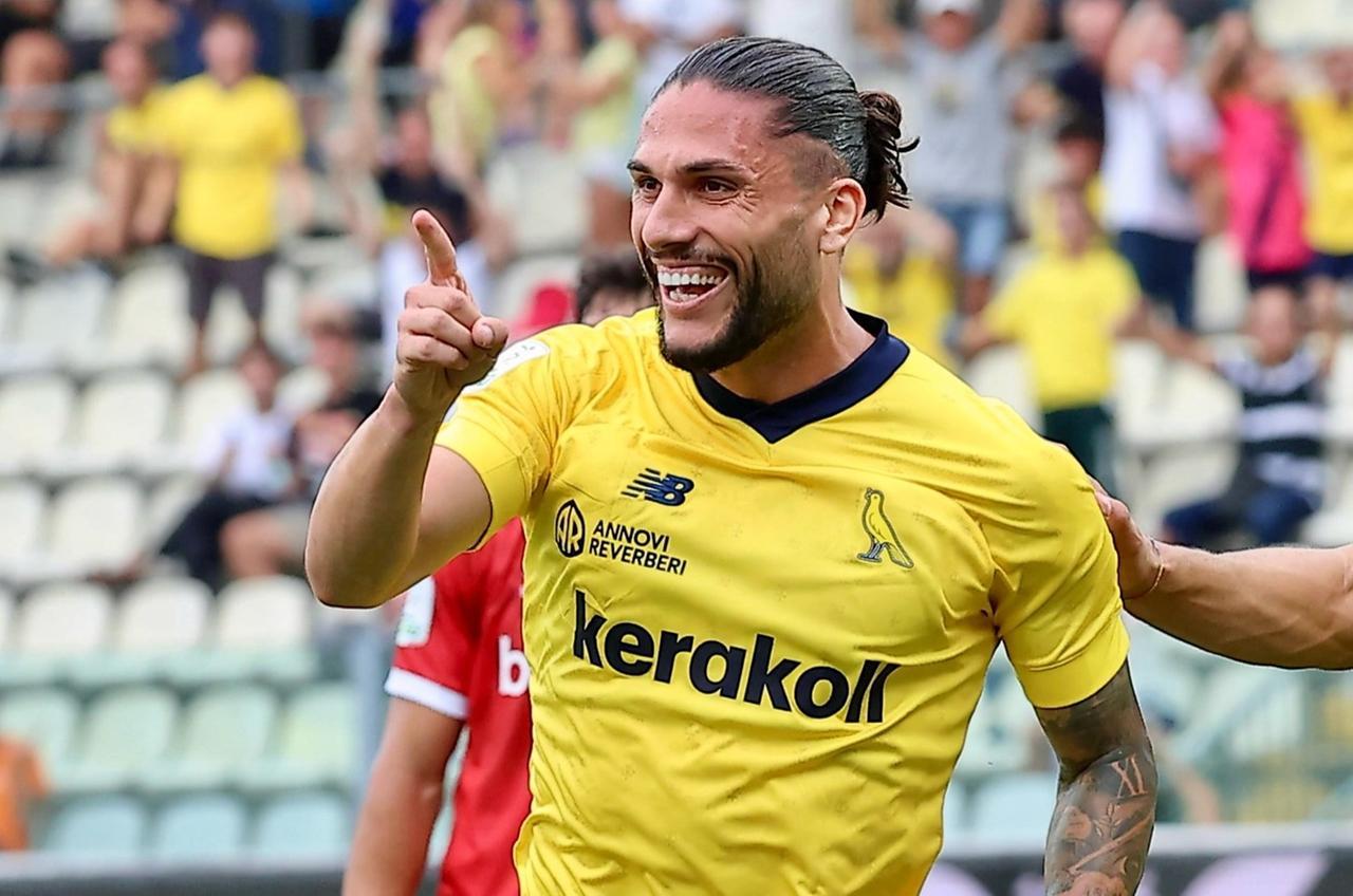 
	Pedro Mendes esulta dopo il gol del 3-0 (foto Modena fc)

