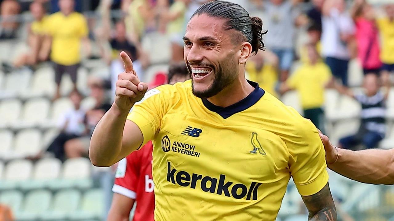 Pedro Mendes esulta dopo il gol del 3-0 (foto Modena fc)