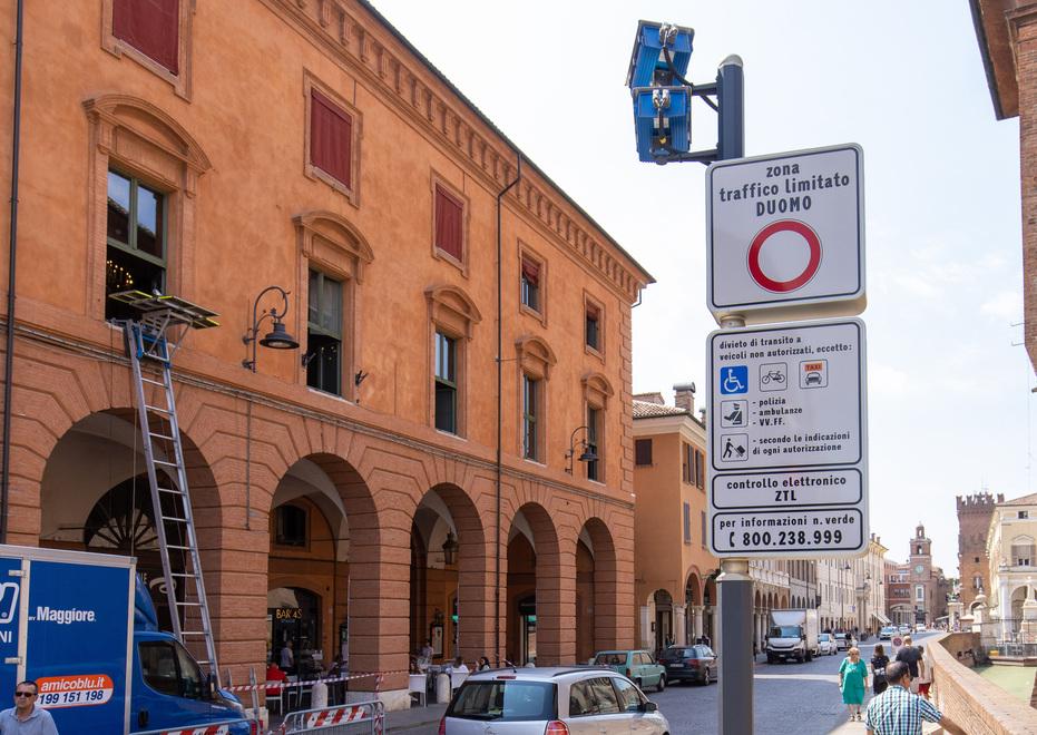 Auto elettriche gratis nelle Ztl anche a Ferrara, ma solo con il pass