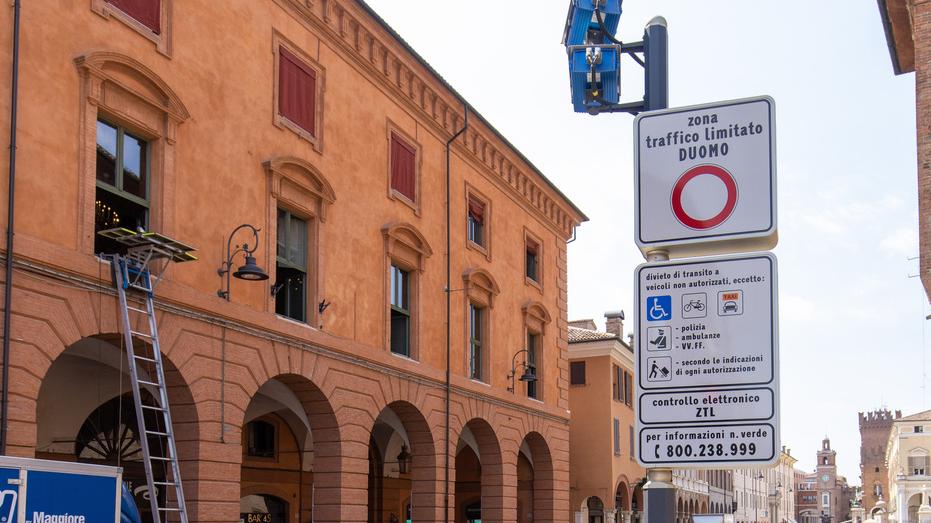 Auto elettriche gratis nelle Ztl anche a Ferrara, ma solo con il pass