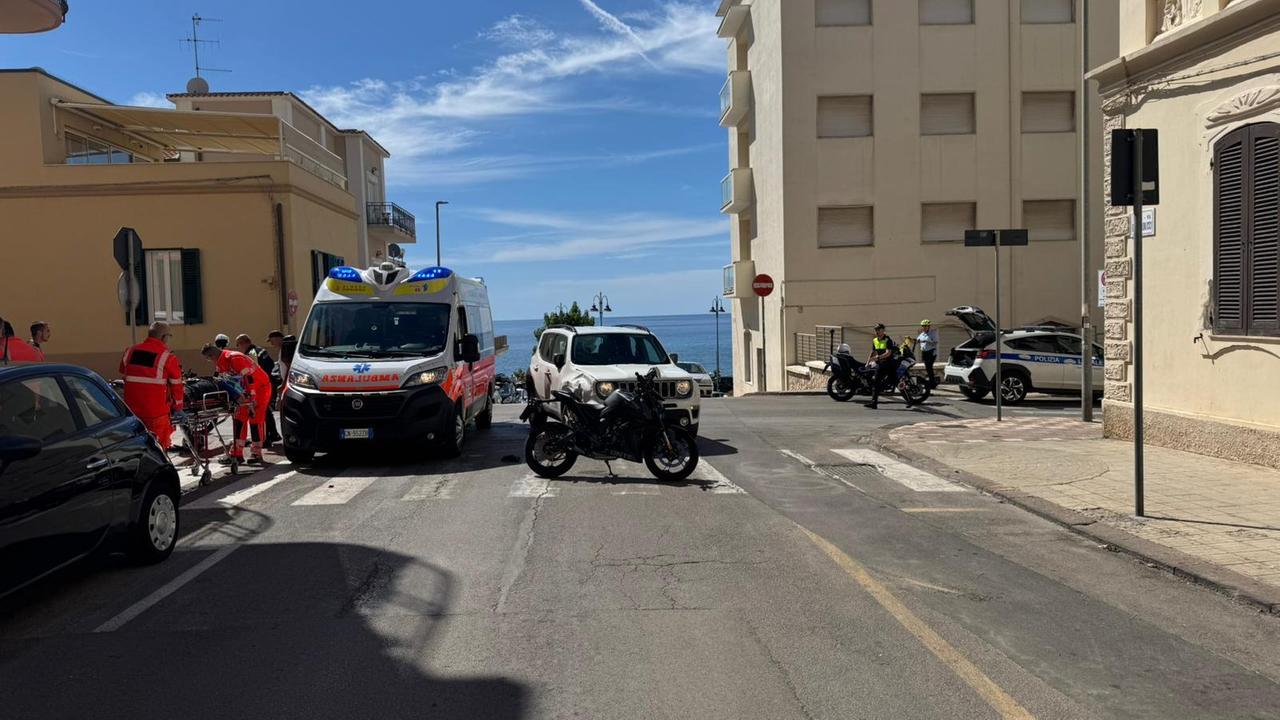 Schianto auto-scooter in centro: tre feriti