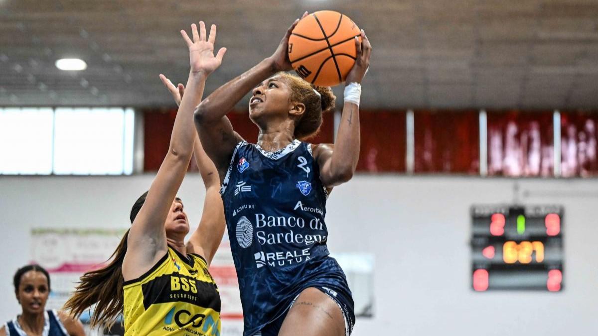 <strong>Didi Richards</strong> (maglia blu) in azione per le Dinamo Women