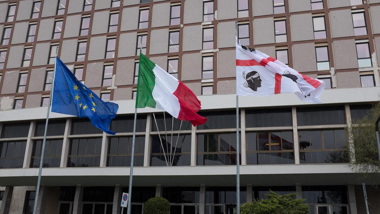 Cagliari - le nuove bandiere issate davanti al palazzo della Regione (foto Rosas)